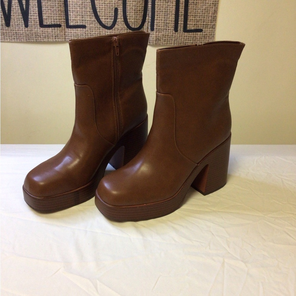 Wild Pair Brown Heeled Boots with Chunky Heel‎